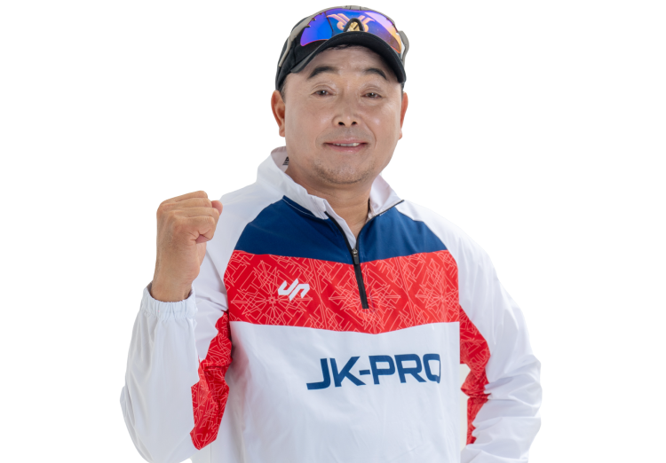 주먹을 쥐고 환하게 웃는 남성의 모습