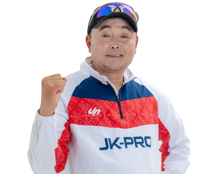 JK-PRO 운동복을 입은 환자가 주먹을 쥐고 포즈를 취한 모습
