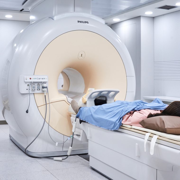MRI 검사실에서 뇌 MRI 검사를 받는 모습