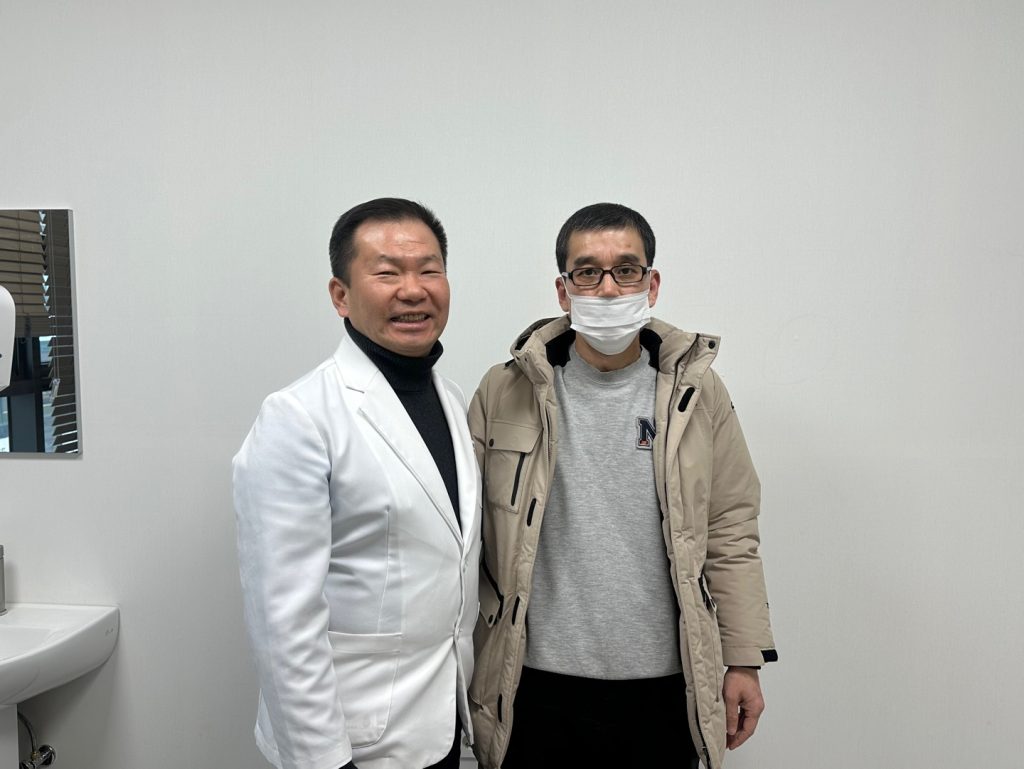 원장과 환자가 함께 기념촬영한 모습