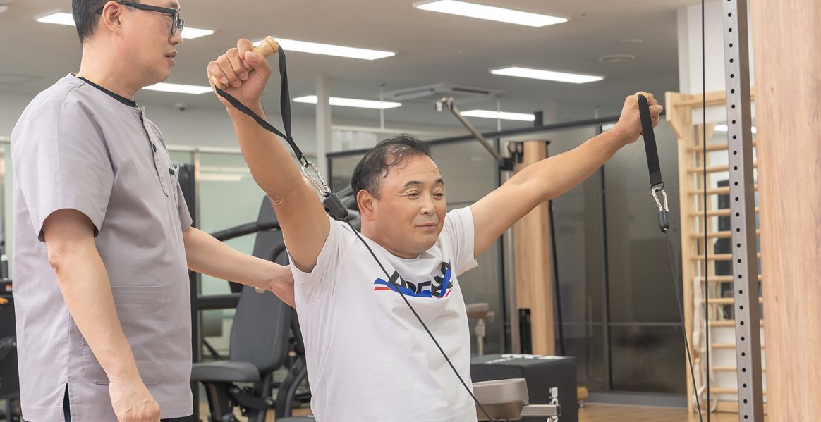 다시 뛰는 국민 마라토너 이봉주, 튼튼병원에서 재활치료 받아